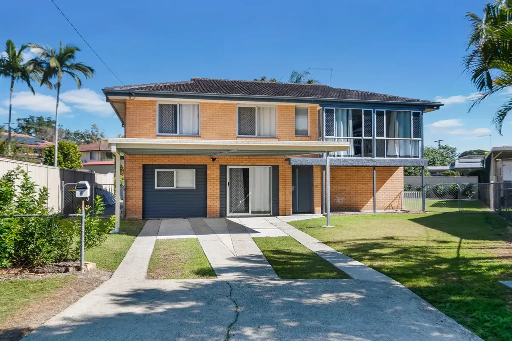 RENOVATED DOUBLE-STOREY HOME WITH FUNCTIONAL DOWNSTAIRS LIVING IN QUIET STREET!