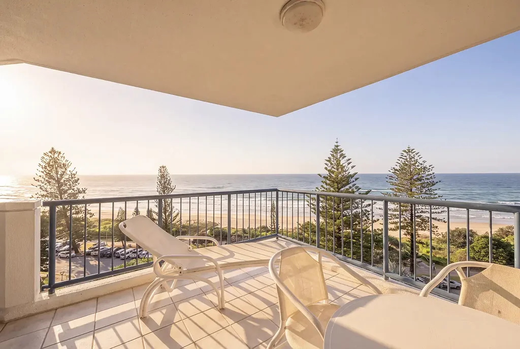 Broadbeach 2Phòng ngủ Renovated Beachfront Residence with Expansive Ocean Views in Oceana