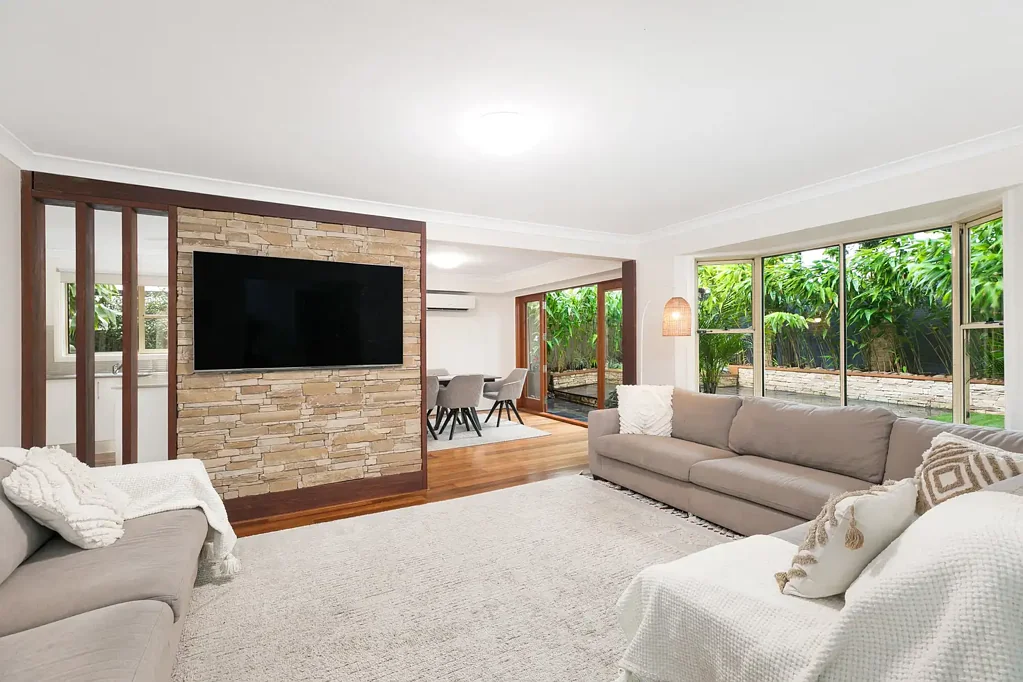 Caringbah South 3房 全翻新现代内饰 阳光充沛 宽敞空间 视野优美 步行便利设施 Striking & Spacious