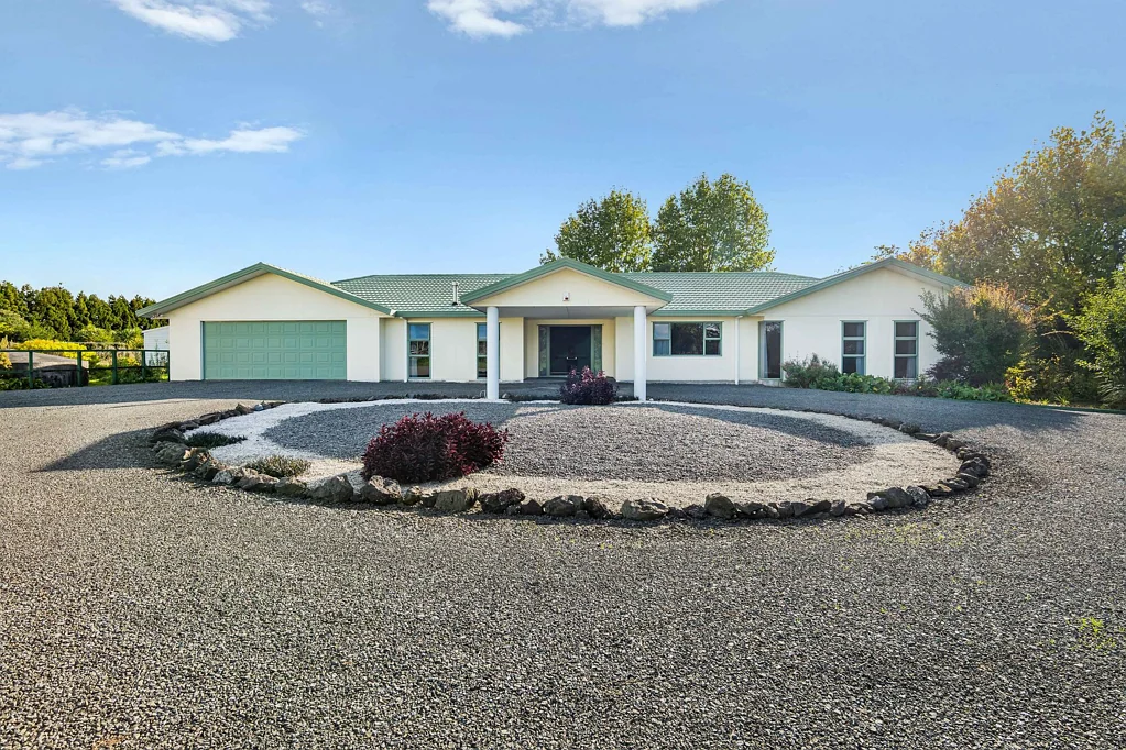 Kumeu 4ห้องนอน Impressive Home, Exceptional Shed, 1ha of Freedom