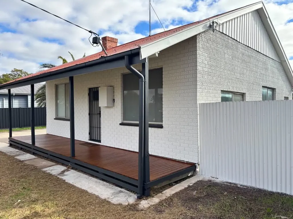 Sea Lake 2 Bedroom Affordable Quirky  2 x 1 Cottage Style Home In Popular Rural Town