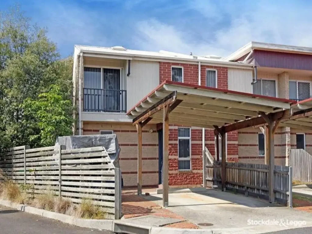 IMMACULATE 3 BEDROOM, 2 BATHROOM TOWNHOUSE + AIR CONDITIONING!