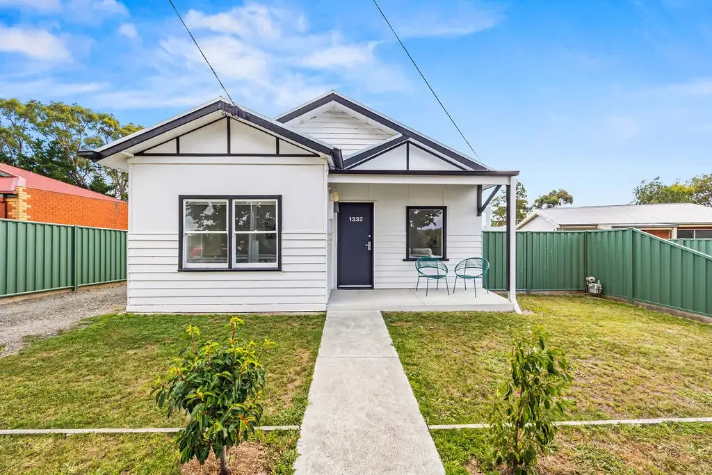 Mount Clear 3Zimmer Versatile Opportunity on a Generous Block in Mount Clear