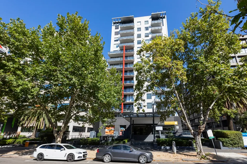 1 BEDROOM ON ST KILDA ROAD