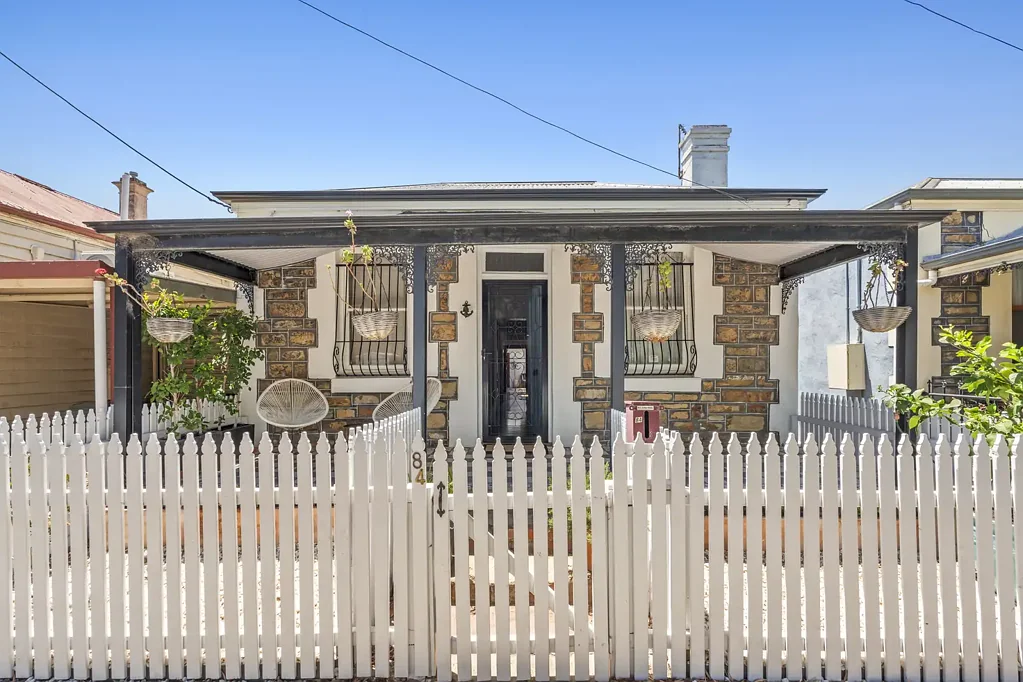Port Adelaide 3 Slaapkamer Character Bluestone Cottage with Modern Style in the Heart of Port Adelaide