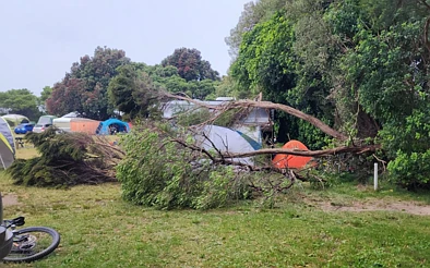 阳台被吹飞、树倒成片、3600户断电！新西兰多地迎来橙色警报，北岛居民被要求省水......