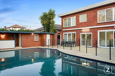 Mckinnon 4chambre No Heritage Restrictions | Prestigious School Zoning | Resort-Style Pool Living