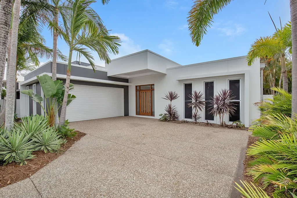 Helensvale 5غرفة نوم Effortless North-Facing Single-Level Waterfront Living