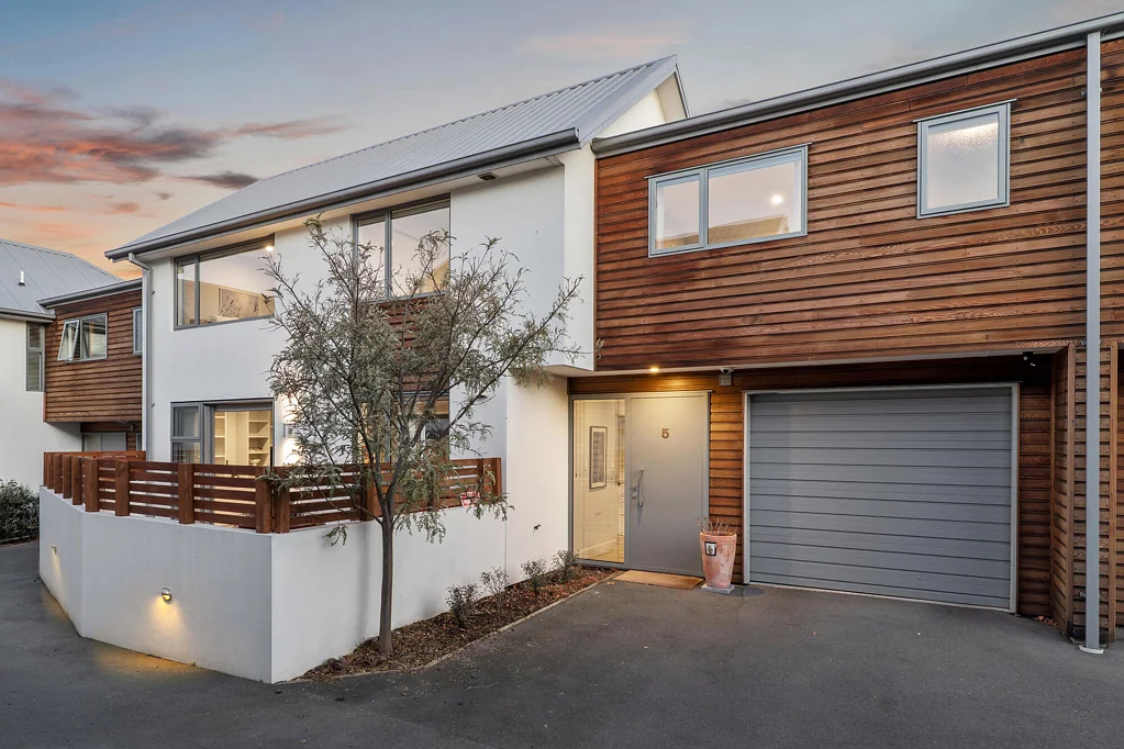Christchurch Central 3Kwarto Central convenience with secure garaging