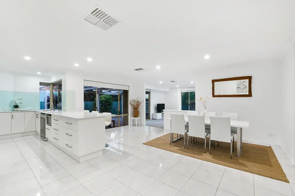Luxury 5 Bed 2 Bath with Home Office - Applecross High School Zone