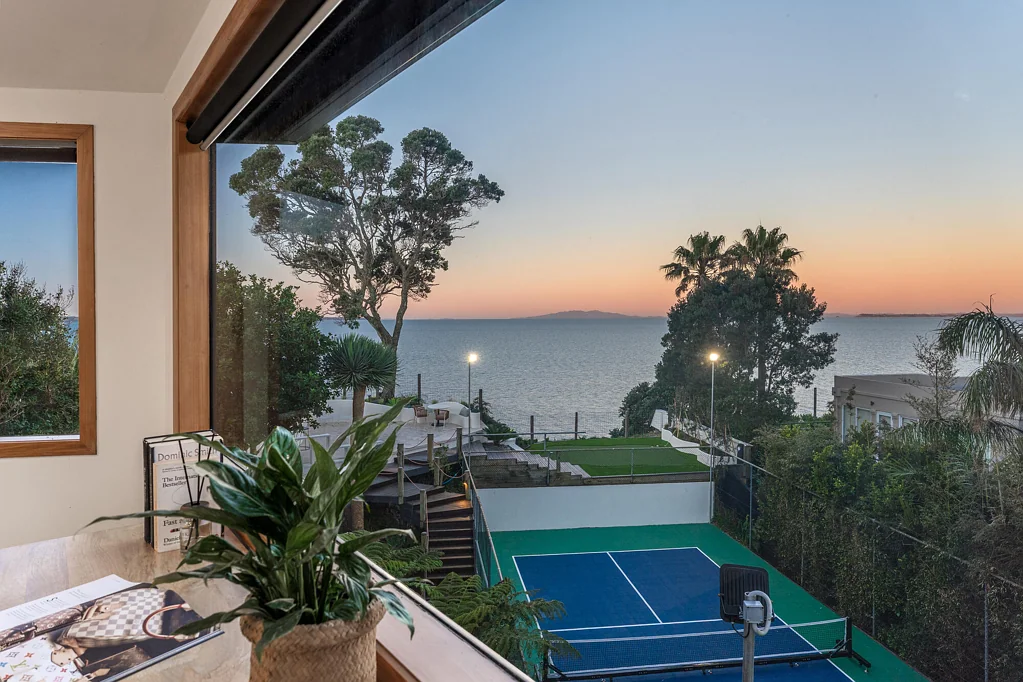 Torbay 4房 距 Ladder Bay 仅约 50 米， 坐拥 Hauraki Gulf 壮阔全景， 开启度假式生活 Any one for Pickle Ball?