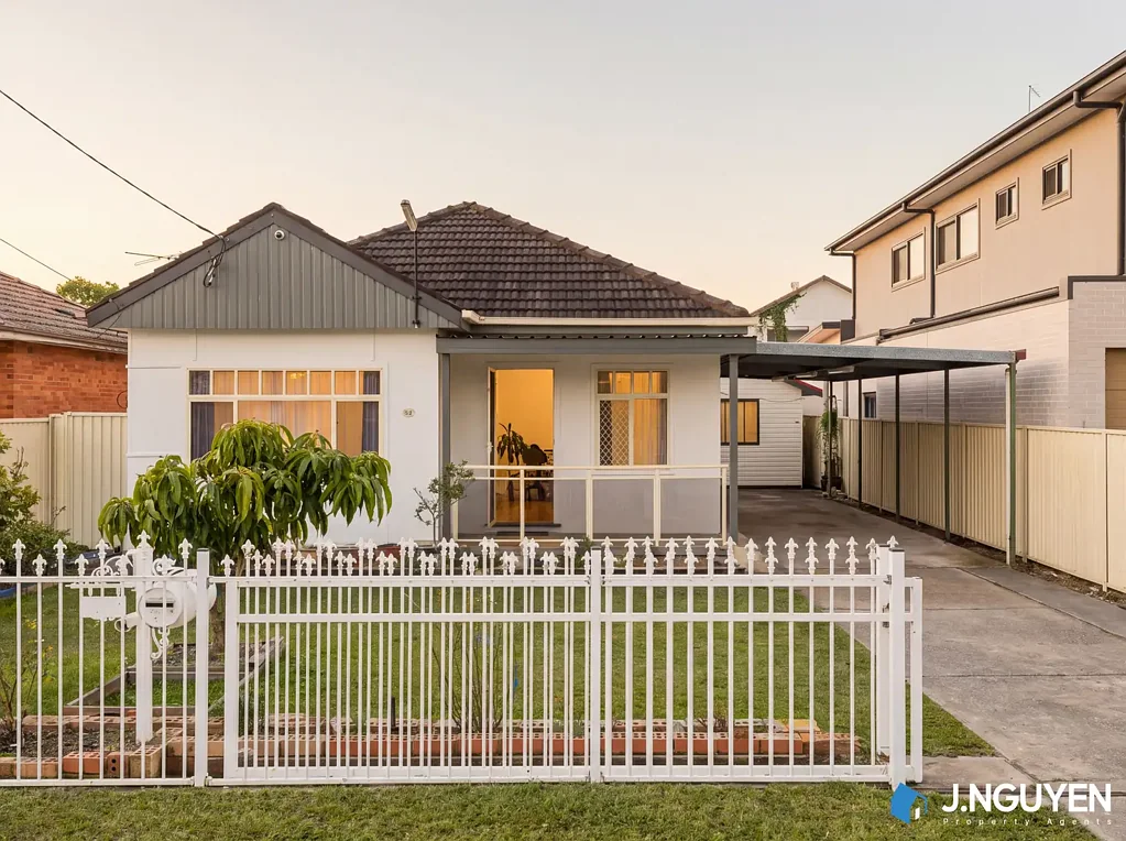 Canley Heights 4房 翻新过的三卧室瑰宝，占地两块 Beautifully Renovated + Retreat, 2 lots (duplex site STCA)