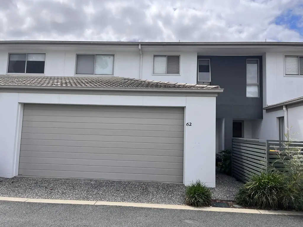 Modern 3 bedroom 2 car garage Townhouse