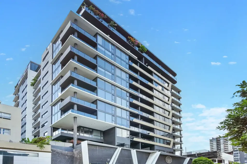 South Brisbane 2房 两卧景观卧室 主卧带en-suite 现代欧洲电器 石台燃气灶 全空调 大阳台 开放式生活区 健身房泳池 学区房 24小时安保 2018年建 Amazing Lifestyle Location - Great Investment Return