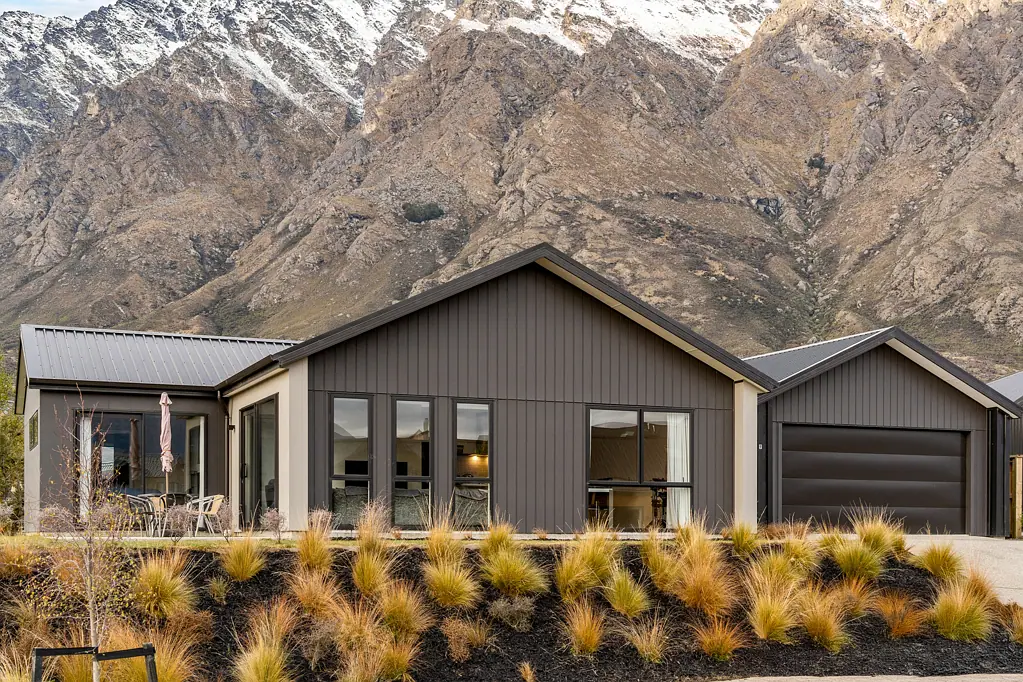 Jacks Point 4कमरा Spur Ridge home and income!