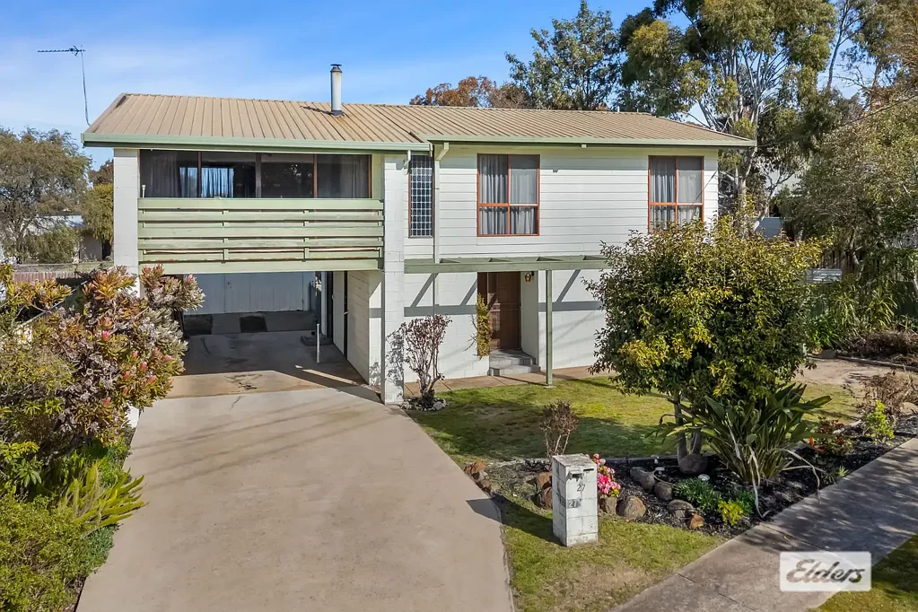 Ararat 4 Bedroom Elevated West-End Retreat with Mountain Views & Space for the Whole Family