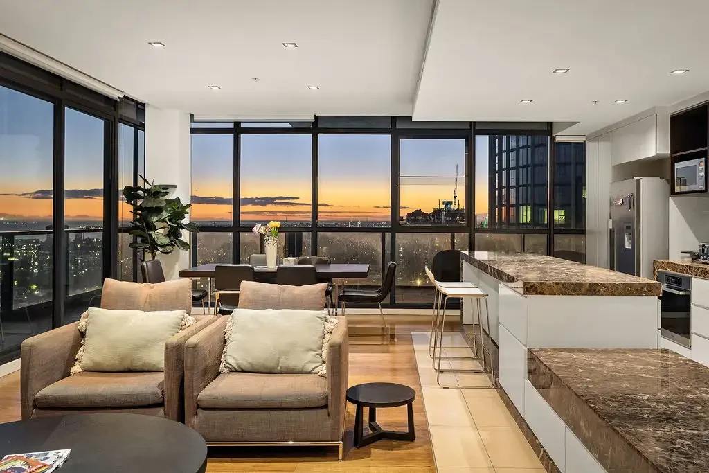 Southbank 3房 壮丽270度景观 豪华室内设计 开放式生活区 宽敞环绕阳台 精致石材厨房 主卧套间 双洗手盆 安全停车位 礼宾服务 健身房 步行CBD Setting a sky high bar for sub-penthouse living in Melbourne