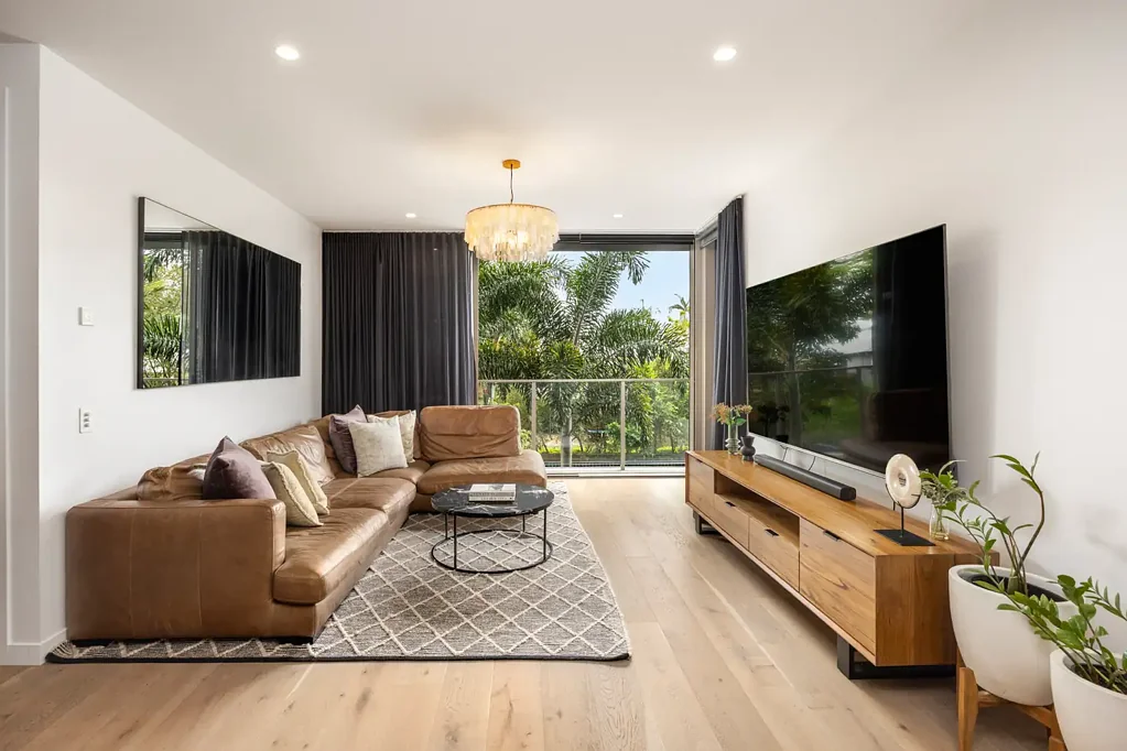 East Brisbane 4房 四卧布局罕见 2022年新筑 城市景观环绕 综合楼后部静谧 Rothelowman设计获奖 高端装修精良 邻近CBD与商圈 娱乐设施齐全 优质投资选择 Sanctuary-like calm and quiet, city views, lucrative Investment rates + all The Sinclair’s luxuries