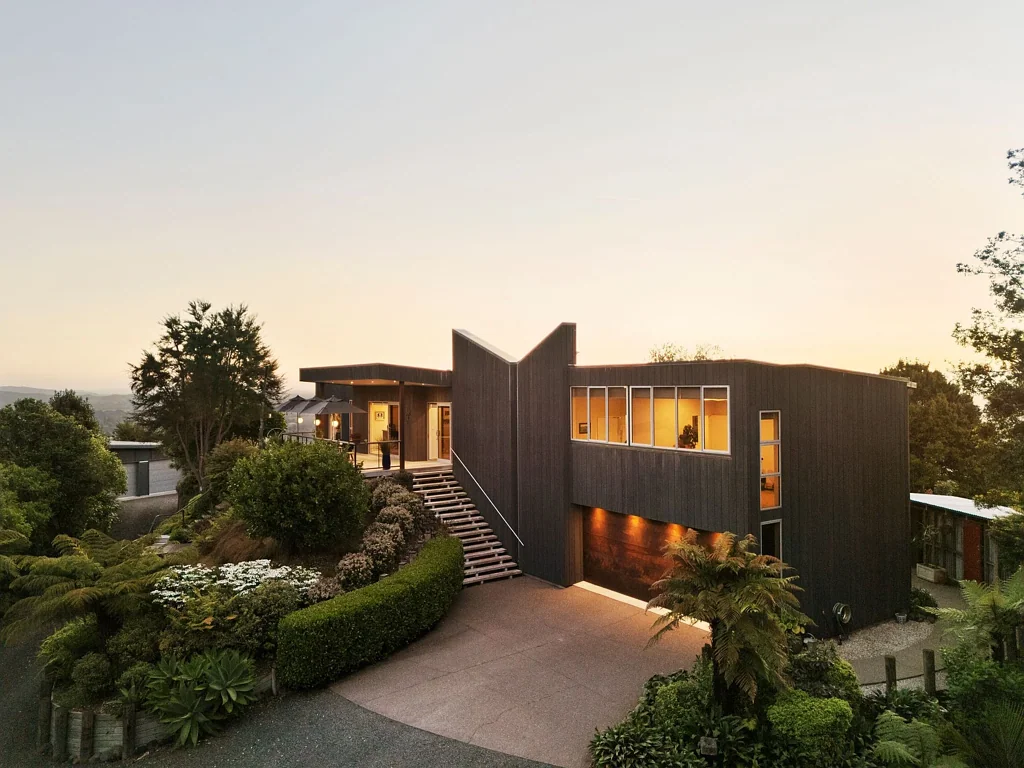 Cambridge Architectural living above the landscape