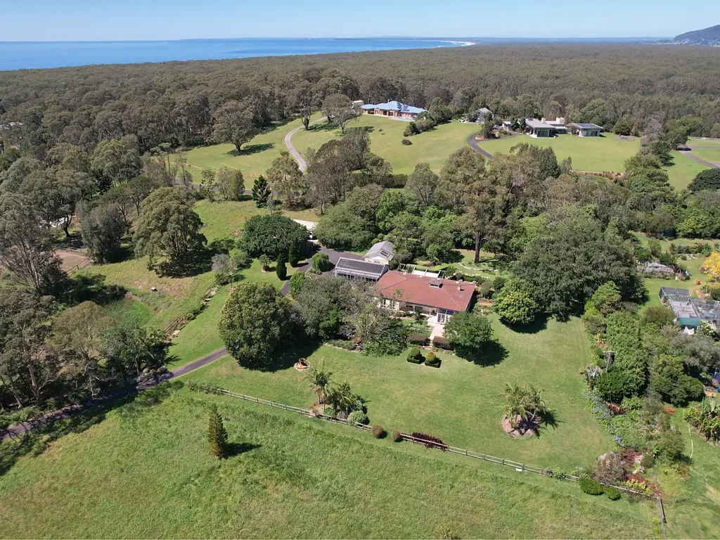 Berry 3 Bedroom Beautiful rural property with extensive landscape gardens a short stroll from the pristine Seven Mile Beach and the expansive National Park.