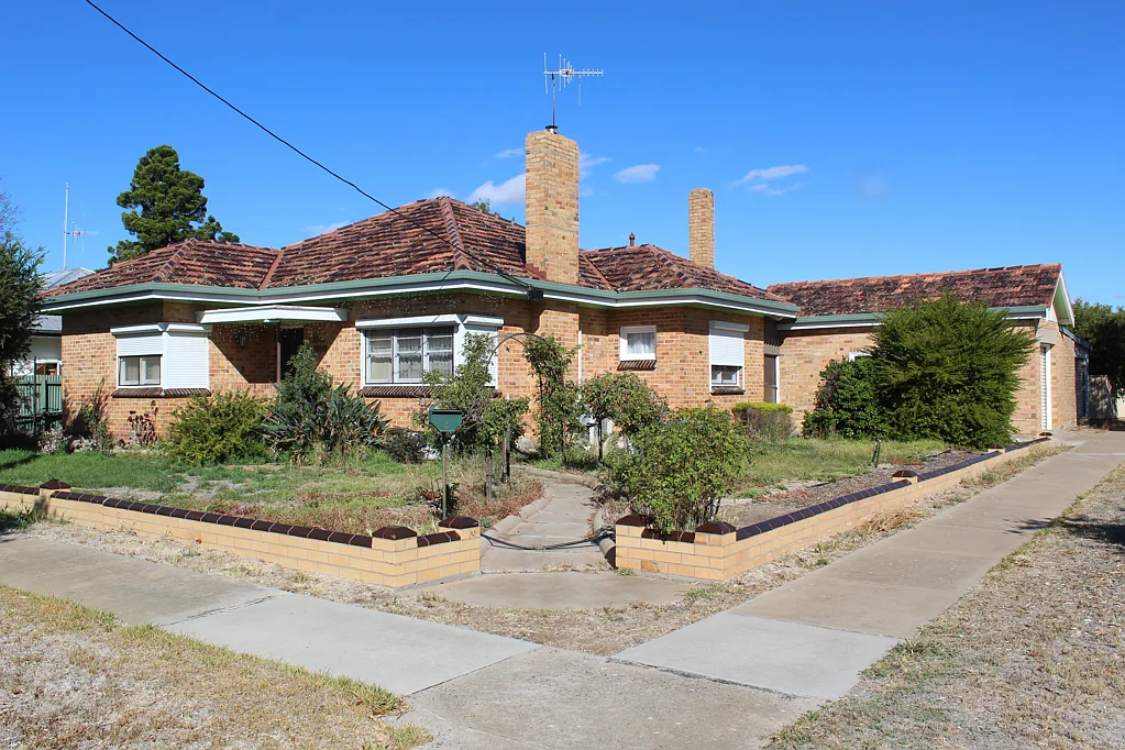 Nhill 3બેડરૂમ Corner Central Location!