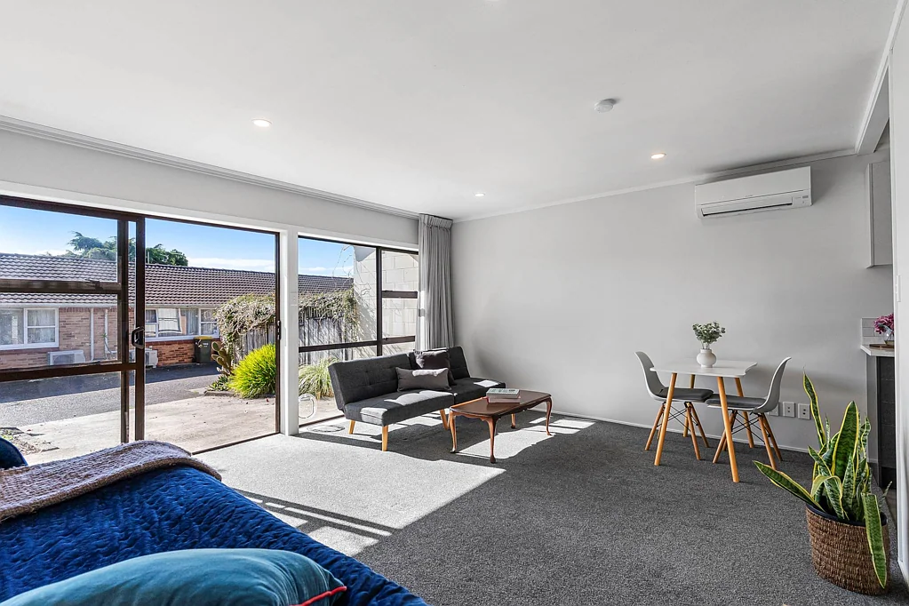 Henderson 1 Bedroom Renovated Studio + Yard – Must Sell