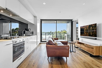Brighton 2બેડરૂમ Top-Floor Bayside Living with Village Ease