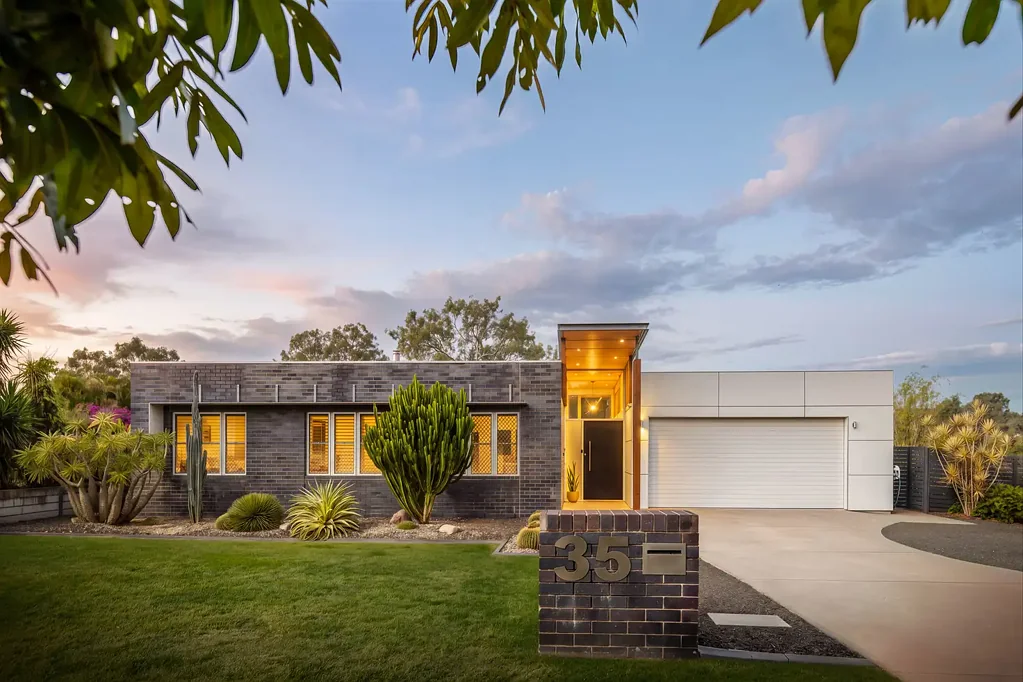 Karalee 5कमरा Architectural Acreage Living with Mid-Century Modern Soul