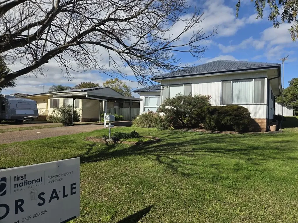 Muswellbrook 3房  THREE (3X) B/R FAMILY HOME WITHIN WALKING DISTANCE TO TWO PRIMARY SCHOOLS, SHOPS AND PARKLAND