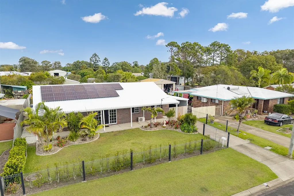 Urangan 3 Slaapkamer Character-Filled North-Facing Home with Pool, Shed & Solar