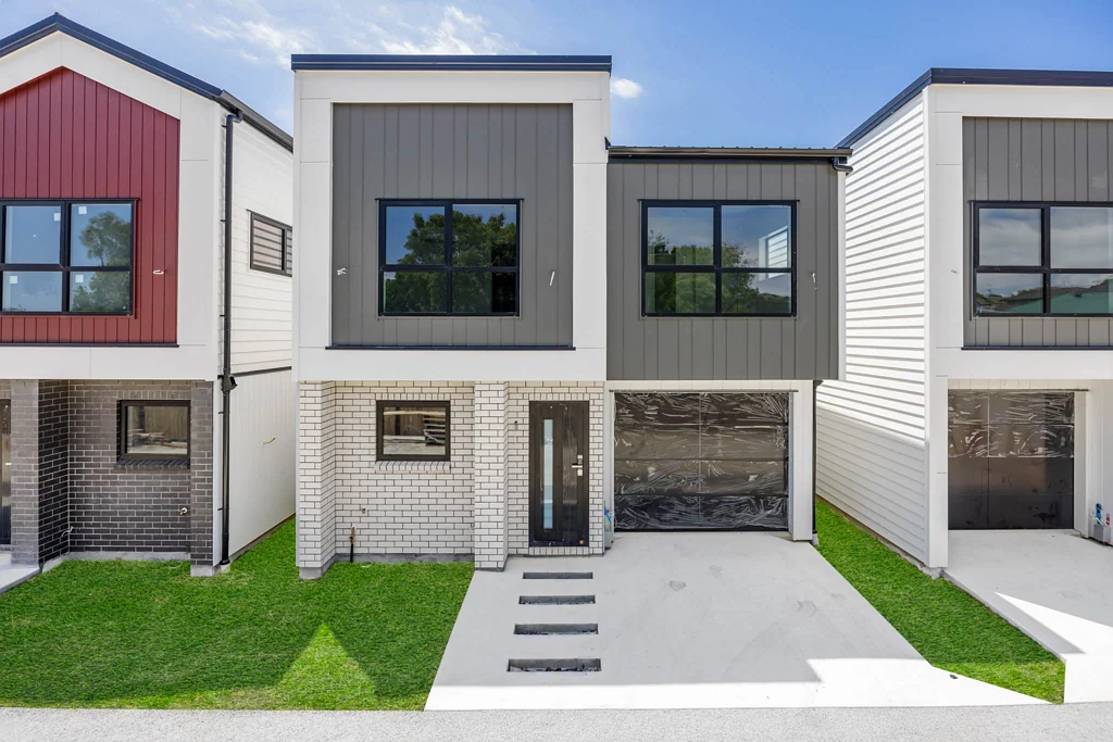 Manurewa 4 Slaapkamer Brand-New Stand Alone Home in Prime Location