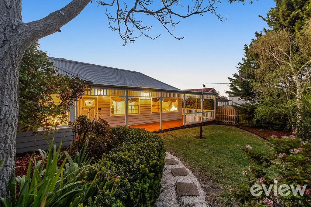 Langwarrin 4房 宽敞地块1048㎡ 原始波罗的海松木地板 主卧带套间 法式门通后院露台 中央地暖吸尘系统 优质学校环绕 Timeless 1950's Elegance, Beautifully Reimagined for Modern Living