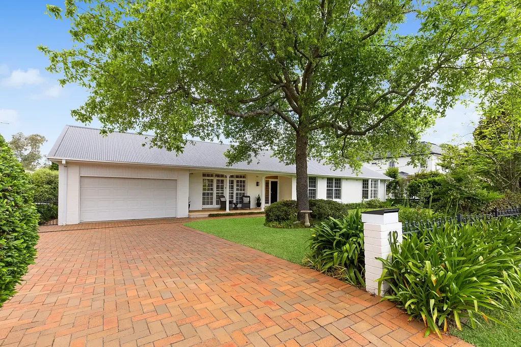 St Ives 4ਬੈੱਡਰੂਮ Full brick single level living in superb location on 1094sqm