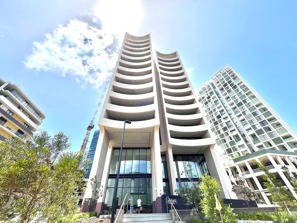 Modern Nearly New Apartment in Prime Norwest Location