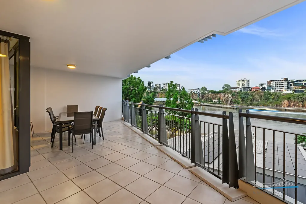 Kangaroo Point 2房 Kangaroo Point河景奢居 宽敞临街面 无遮挡Brisbane River视野 现代厨房 安全车库 精心布局 精品建筑 设施齐全 MUST BE SOLD - Large North-East Waterfront Residence