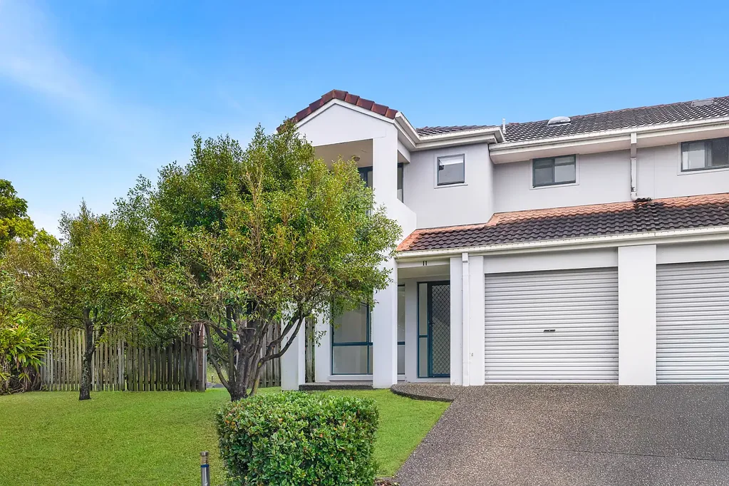 Pacific Pines 3침실 Vacant Spacious Townhouse with Massive Yard - Freshly Painted + New Carpet