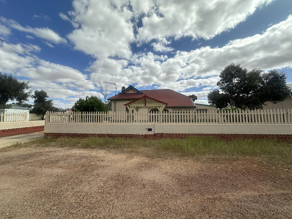 Katanning 4Kwarto SIZE AND SPACE GALORE - UNDER OFFER BY SUZIE PERRIN