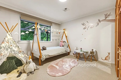 18 Royal Street, Upper Ferntree Gully, VIC 3156, 4 slaapkamers, 3 badkamers, House