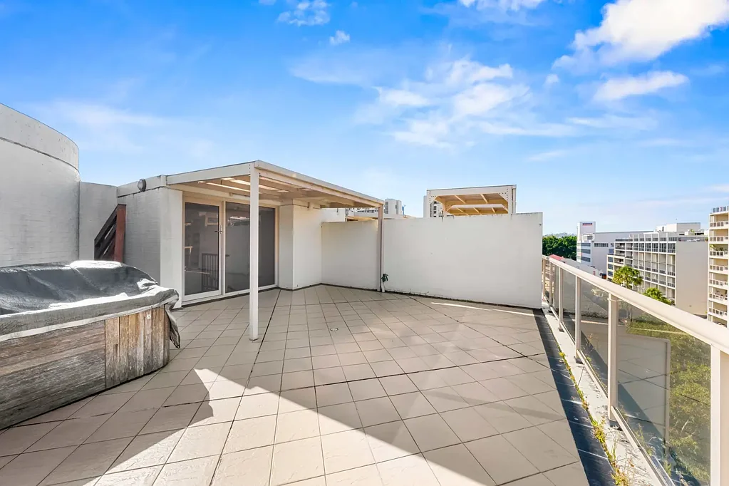 Top Floor Penthouse with Large Roof Top Terrace