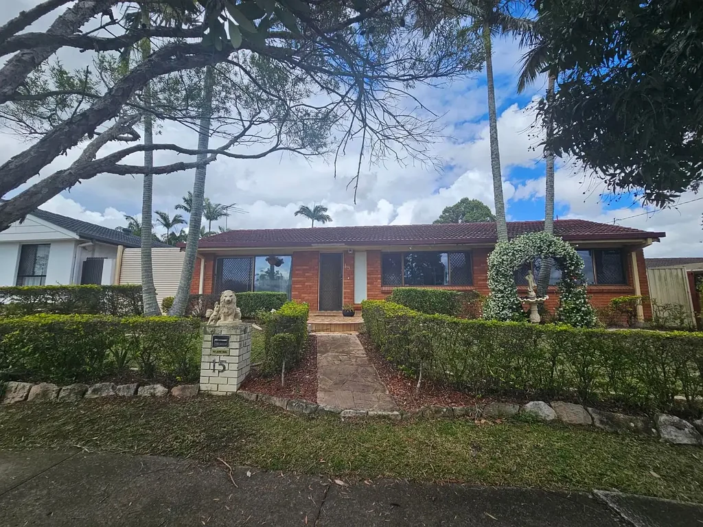 Spacious Family Home with Separate Self-Contained Room in Convenient Springwood Location