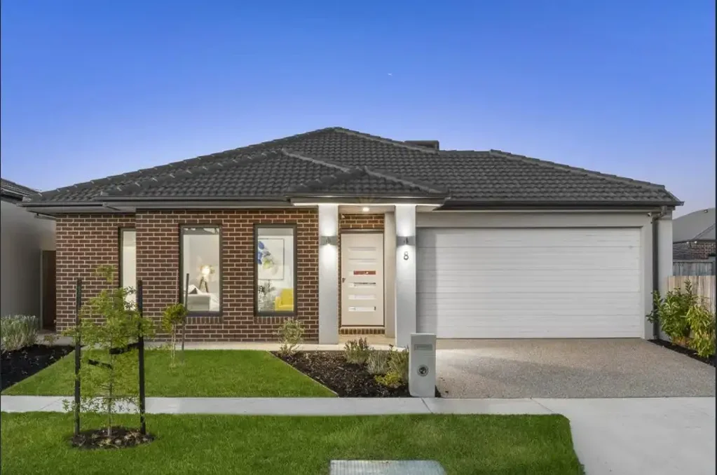 Near-New Family Home in Prime Clyde North Location!!