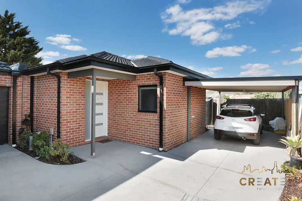 IMMACULATE UNIT IN PRIME SUNSHINE WEST LOCATION