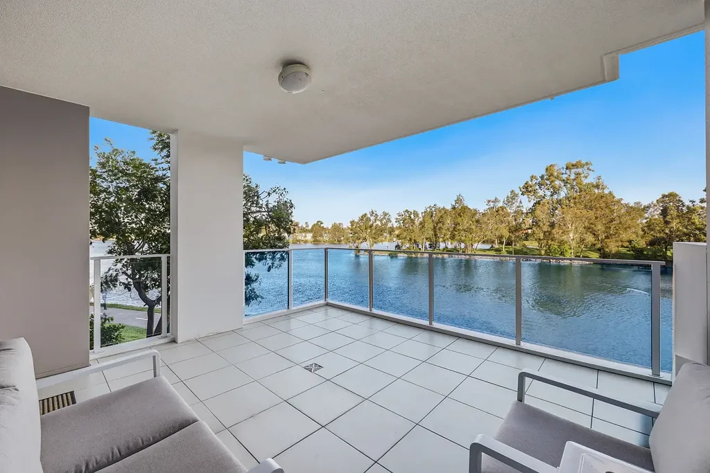 Varsity Lakes 2房  Move-In Ready Waterfront Residence with Stunning 180° Lake Views!