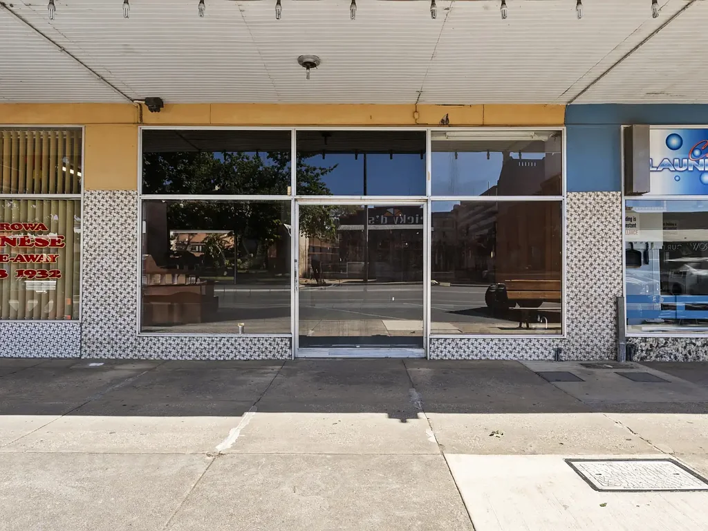 Corowa 2房  Shop front investment with residence upstairs
