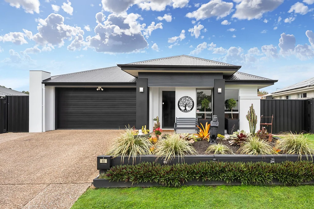 Burpengary 4બેડરૂમ Modern Family Living with Pool, Space & Style in Sought-After Estate