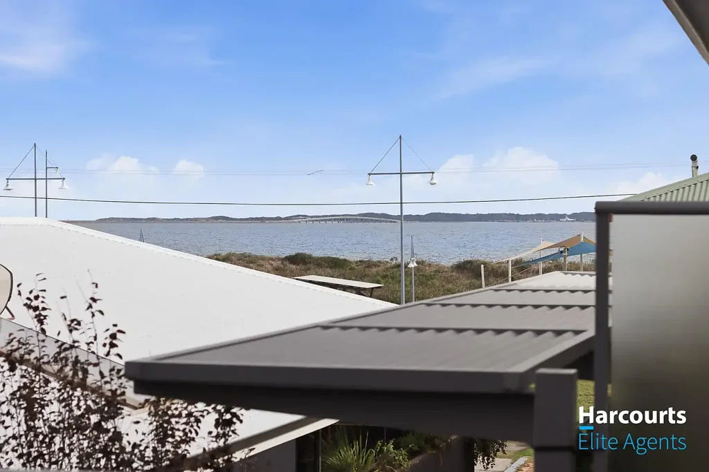 Rockingham 2ห้องนอน Sophisticated Coastal Living with Ocean Views