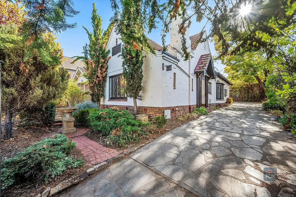 North Adelaide 3غرفة نوم Enchanting and whimsical English style residence c1940 within the Cathedral Precinct, retaining many ornate period features with exciting potential.