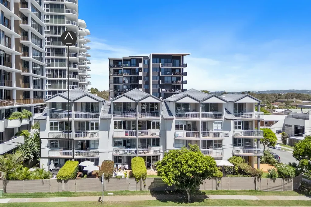 Coolangatta 1 Slaapkamer Rare Kirra Opportunity – First-Floor Apartment with Ocean and Park Views