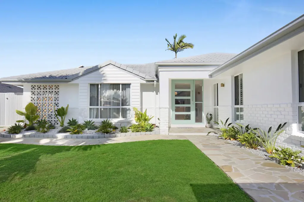 Burleigh Waters 5ਬੈੱਡਰੂਮ A Stunning Renovation in a Coveted Burleigh Waters Pocket
