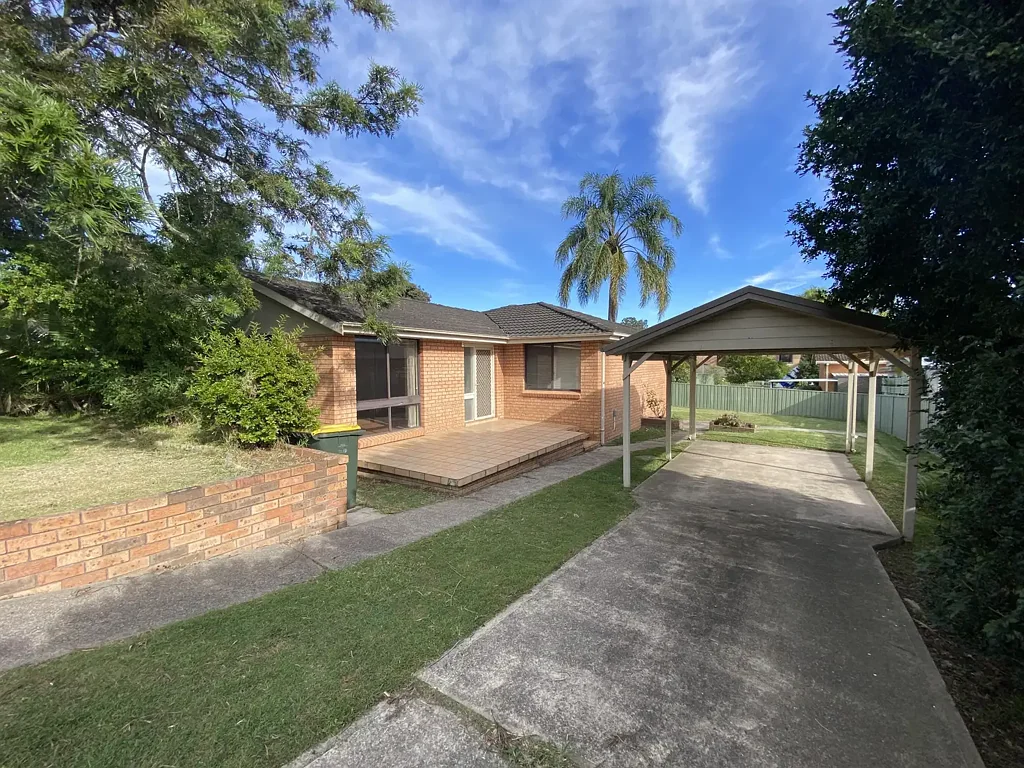 Three Bedroom Family Home - Close to Shops and Lake